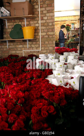 Preparativi per il giorno di San Valentino. Un operaio di Only Roses su Old Brompton Road, Londra, prepara un bouquet prima di San Valentino. Foto Stock