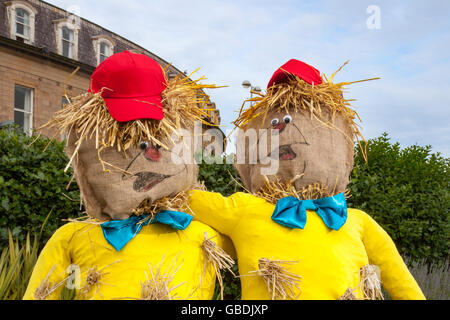 Twedledee e Tweedledum "Through the Looking Glass", due gemelli identici, Alice in Wonderland Effigy; due pagliericci di paglia assemblati per il Fleetwood Festival Alice's Adventures a Wonderland, Lancashire, Regno Unito Foto Stock