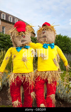 Twedledee e Tweedledum "Through the Looking Glass", due gemelli identici, Alice in Wonderland Effigy; due pagliericci di paglia assemblati per il Fleetwood Festival Alice's Adventures a Wonderland, Lancashire, Regno Unito Foto Stock