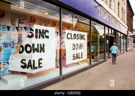 La chiusura di vendita, vendita, business, segno, shop, chiusura negozio retail business anteriore poster nella finestra del negozio Twenty One di Fleetwood, nel Lancashire, Regno Unito Foto Stock