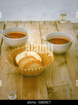 Tonica vista sul pranzo presso ski resort in Georgia, kharcho e chacha. Foto Stock