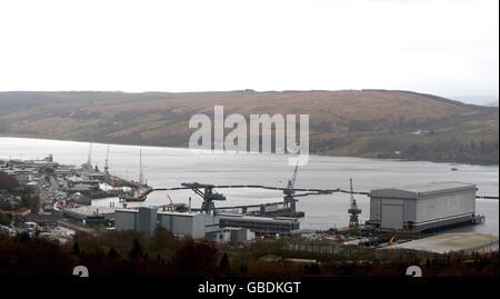 Una vista generale della base della Marina di Faslane sul Clyde, Scozia, dove l'HMS Vanguard è attualmente attraccato dopo che è stato coinvolto in un incidente con il sub francese le Triomphant nel mezzo dell'Atlantico. Foto Stock