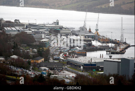 Una vista generale della base della Marina di Faslane sul Clyde, Scozia, dove l'HMS Vanguard è attualmente attraccato dopo che è stato coinvolto in un incidente con il sub francese le Triomphant nel mezzo dell'Atlantico. Foto Stock