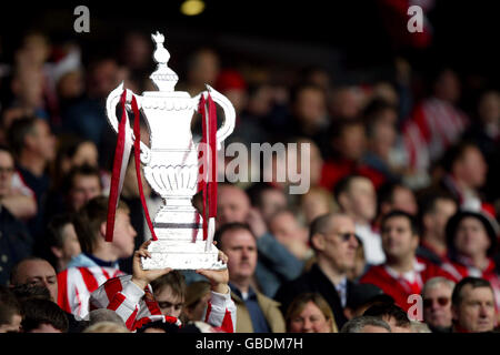 Calcio - AXA fa Cup - Semifinale - Sunderland v Millwall. Un fan di Sunderland tiene in mano una fa Cup imitazione Foto Stock