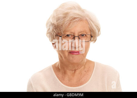 Close-up studio shot di una signora anziana con vetri isolati su sfondo bianco Foto Stock