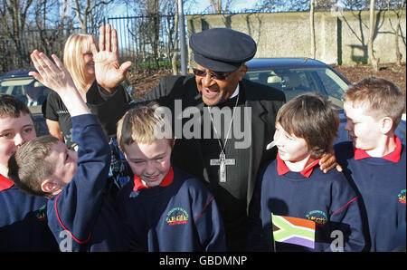 L'Arcivescovo Desmond Tutu con i bambini della scuola all'apertura della Sala della Musica presso la Scuola superiore St Joseph di Ballymun. Foto Stock