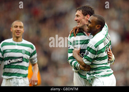 Chris Sutton di Celtic festeggia il terzo gol contro Livingston Con Henrik Larsson (l) e Didier Agathe (r) Foto Stock