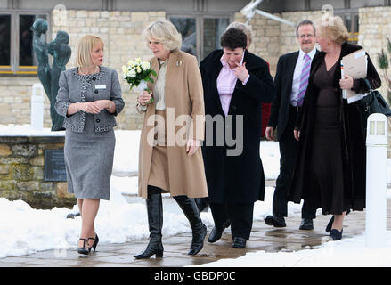 La Duchessa di Cornovaglia parla con Claire Severgnini durante una visita alla sede della National Osteoporosis Society di Bath. Foto Stock