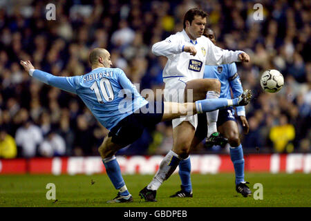 Calcio - fa Barclaycard Premiership - Leeds United contro Manchester City. Mark Vivuka (r) del Leeds United bussa alla palla oltre Antoine Sibierski (l) della città di Manchester Foto Stock