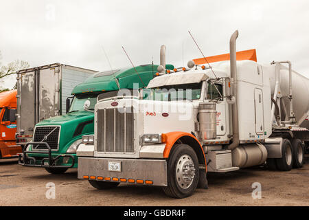 Peterbilt carrello su un parcheggio Foto Stock