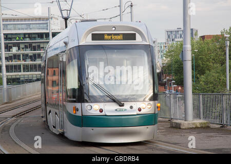 Tram moderno sistema di trasporto; Nottingham vicino Weekday Cross Street; Inghilterra; Regno Unito Foto Stock