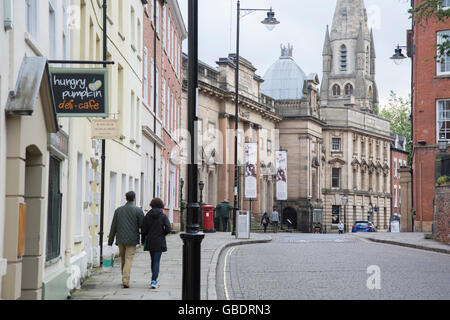 Alta pavimentazione strada con le gallerie di giustizia museo; Nottingham; Inghilterra; Regno Unito Foto Stock