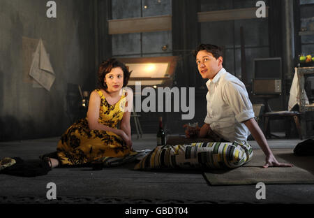 Lyndsey Marshal (a sinistra) e James McAvoy suonano una scena di "Three Days of Rain" all'Apollo Theatre su Shaftesbury Avenue, nel centro di Londra. Foto Stock