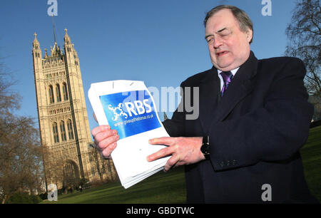 L'ex vice primo ministro John Prescott si trova al di fuori del Parlamento, Londra, con una petizione a 14,000 firme che chiede la demolizione di un massimo di 1 miliardo di bonus per il personale presso la Royal Bank of Scotland, in parte di proprietà statale. Foto Stock