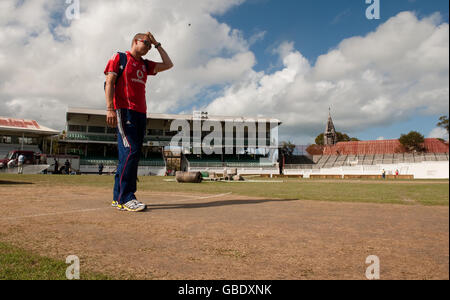 L'allenatore inglese Andy Flower guarda il wicket prima dell'inizio della terza prova al campo di cricket ARG domani, Antigua. Foto Stock