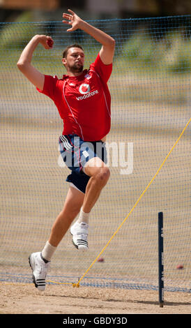 Cricket - sessione pratica Inghilterra. Steve Harmison in Inghilterra durante una sessione di reti presso la polizia di St Johns, Antigua. Foto Stock