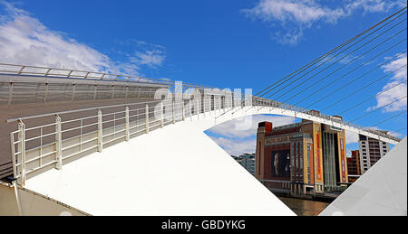 Gateshead Millennium Bridge viene sollevato per esporre il Baltic Centre for Contemporary Art Foto Stock