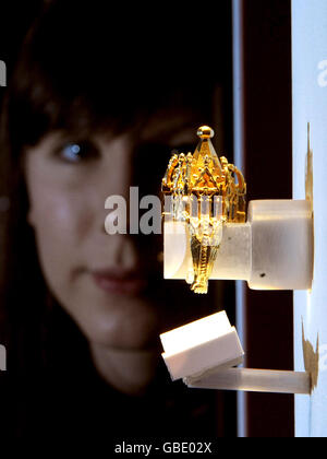 L'assistente alla galleria Beth Humphries ispeziona un anello di nozze ebraico in oro del XIV secolo durante un'anteprima della prossima mostra Treasures of the Black Death alla Wallace Collection di Manchester Square, Londra. Foto Stock