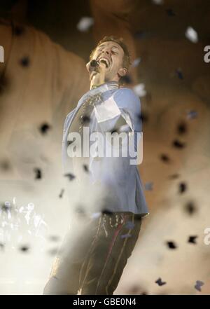 Chris Martin, di Coldplay, si esibisce sul palco, durante i BRIT Awards, presso Earls Court, nel centro di Londra, SW5. Foto Stock