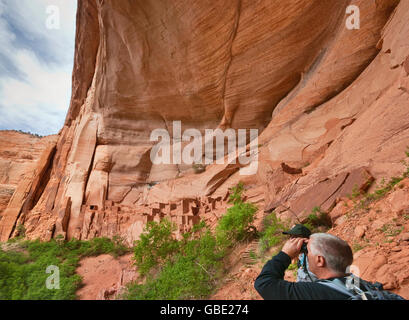 Ranger del Parco e il visitatore a Betatakin rovina in Tsegi Canyon, Navajo National Monument, Shonto altopiano, Arizona, Stati Uniti d'America Foto Stock