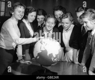 Janet Vesey (l) sceglie gli Stati Uniti sul globo mentre dà una lezione di geografia ai suoi allievi alla scuola secondaria di Kingswood, Bristol. Janet era un insegnante americano qui sotto il programma di scambio degli insegnanti anglo-americani. Foto Stock