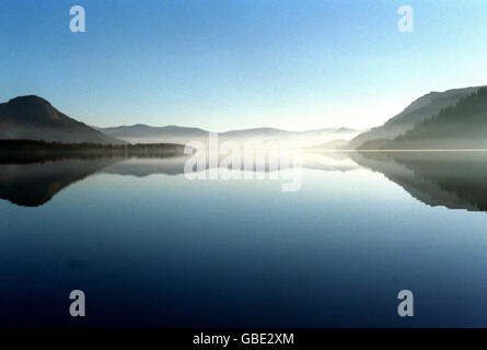 Il sole sorge sopra il lago di Bassenthwaite, nel distretto del lago Foto Stock
