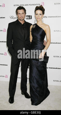 Kate Beckinsale e suo marito Len Wiseman in arrivo per il 17° anno Sir Elton John AIDS Foundation Oscar Party tenuto presso il Pacific Design Center di West Hollywood, California, USA. Foto Stock