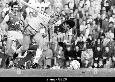 Frank McAvennie (c), di West Ham United, passa davanti a Martin, l'Arsenal Keown (r) come David o'Leary dell'Arsenal (l) guarda sopra Foto Stock