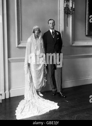 La Sposa, Lady Mary Cambridge e lo Sposo, il Marchese di Worcester alla chiesa di St. Margaret, Westminster, dopo la cerimonia. Foto Stock