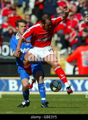 Calcio - fa Barclaycard Premiership - Charlton Athletic / Birmingham City. Paolo di Canio di Charlton Athletic e Kenny Cunningham di Birmingham Foto Stock