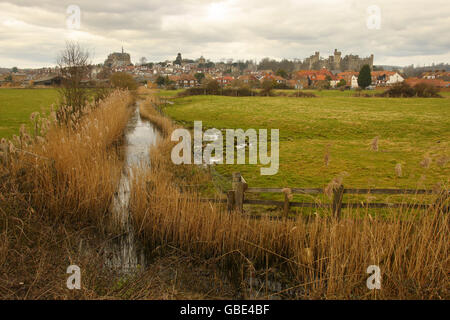 Azioni generali - punti di riferimento del Sussex. Castello di Arundel (in alto a destra) e la città di Arundel nel Sussex occidentale Foto Stock