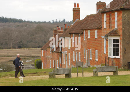 General Stock - Hampshire Landmarks. I visitatori passeggiano accanto ai cottage dei costruttori di navi presso Buckler's Hard, vicino a Beaulieu, nell'Hampshire. Foto Stock