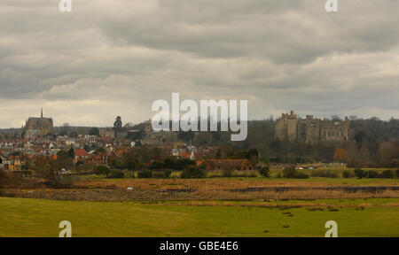 Azioni generali - punti di riferimento del Sussex. Il Castello di Arundel nel Sussex occidentale (sulla destra) si affaccia sulla città di Arundel Foto Stock