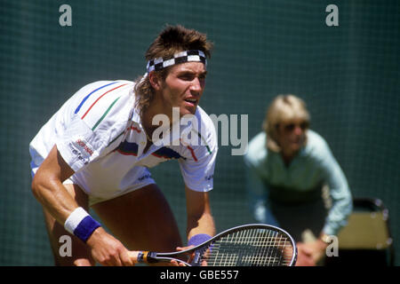 Tennis - Wimbledon Championships - Men's Singles - Final - Pat Cash v Ivan Lendl - 1987. Pat Cash attende il servizio di Ivan Lendl. Foto Stock