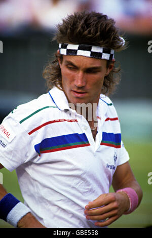 Tennis - Wimbledon Championships - Men's Singles - Final - Pat Cash v Ivan Lendl - 1987. Pat Cash durante la sua finale di Wimbledon contro Ivan Lendl. Foto Stock