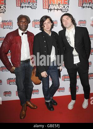 Carl Barat, Didz Hammond e Gary Powell di Dirty Things in arrivo per i Shockwaves NME Awards 2009 all'Accademia 02, Brixton, Londra Foto Stock