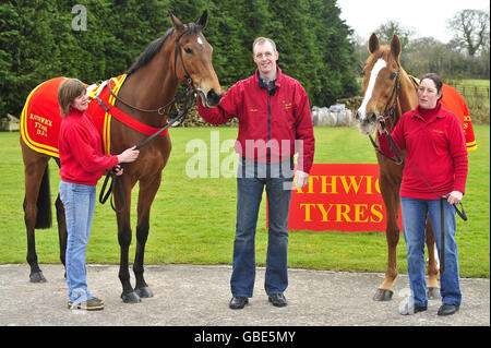 Horse Racing - David Pipe visita stable. L'addestratore David Pipe con Osana, (a sinistra) e il Capo del pozzo (a destra) durante la visita della stalla di David Pipe a Nicholashayne, Somerset. Foto Stock