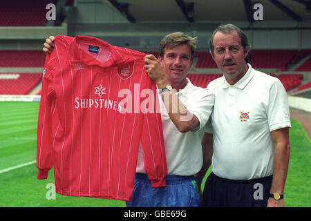 NUOVO CANTO PER NOTTINGHAM FOREST DAVE PHILLIPS CON IL MANAGER FRANK CLARK Foto Stock