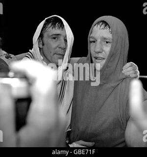 Dave Green (a destra) The 'Tiger from the Fens' mette un braccio consolante intorno all'ex campione mondiale di pesi saldanti John H Stracey da Bethnal Green dopo il loro titolo mondiale eliminatore a Wembley questa sera. Foto Stock