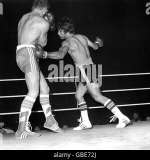 Boxing - Welterweight - Titolo Mondiale lotta - Dave 'Boy' v verde Carlos Palomino - Londra - 1977 Foto Stock