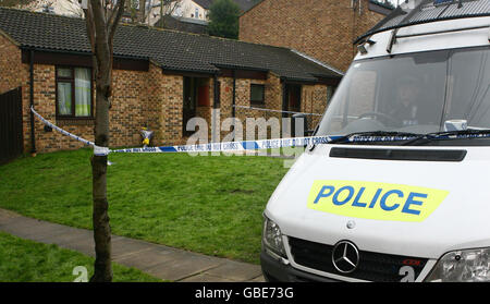 La scena a Chatham, Kent, dove il corpo di un uomo è stato trovato nella sua casa. Foto Stock