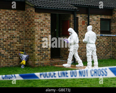 Uomo trovato morto in bungalow. Poliziotti ufficiali forensi sulla scena a Chatham, Kent, dove il corpo di un uomo è stato trovato nella sua casa. Foto Stock