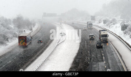 Tempo invernale. Condizioni di guida difficili il venerdì mattina sull'autostrada M4 a nord di Bath. Foto Stock