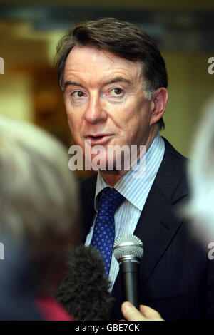 Il segretario d'affari Peter Mandelson parla ai media del centro di Belfast. Foto Stock