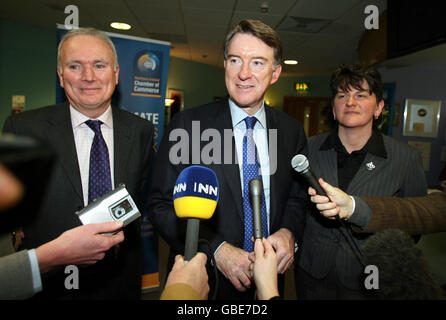 Il segretario d'affari Peter Mandelson parla ai media del centro di Belfast. Foto Stock