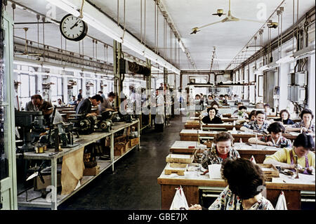 Industria, fabbrica di orologeria, Pforzheim, Baden-Wuerttemberg, costruzione di fabbrica, vista interna, 1950, , diritti-aggiuntivi-clearences-non disponibile Foto Stock