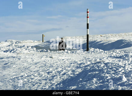 Condizioni difficili per spostarsi ad Arkengarthdale, nell'alta Pennine del Nord Yorkshire, dopo una settimana di forti nevicate, lasciando le fattorie isolate più remote del solito. Foto Stock