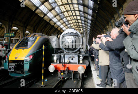 Locomotiva a vapore Tornado. La nuova locomotiva a vapore di 3 m Tornado arriva alla stazione London King's Cross. Foto Stock