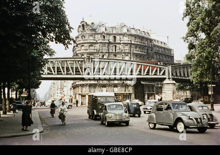 Geografia / viaggio,Francia,Parigi,strade,Rue Lecourbe angolo a Boulevard Garibaldi,traffico stradale con linea 6 della metropolitana,viadotto,circa 1959,Citroen 2CV,auto,traffico stradale,metropolitana,metropolitana,volume del traffico,volume del traffico,scena stradale,scene di strada,pedoni,passerby,passers-by,ciclista,centro città,centro città,centro città,centro città,centro città,spazio,centro città,centro città,spazio,centro città,centro città,spazio,spazio,centro città,centro città,spazio,centro città,spazio,spazio,centro città,centro città,spazio,spazio,centro città,spazio,spazio,spazio,centro città,spazio,spazio,centro città,centro città,spazio,spazio,spazio,centro città,spazio,spazio,spazio,centro città,centro città,centro città Foto Stock