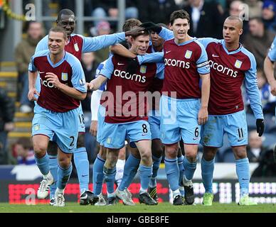 James Milner (centro) di Aston Villa si congratula con i suoi compagni di squadra dopo aver segnato l'obiettivo di apertura del gioco Foto Stock